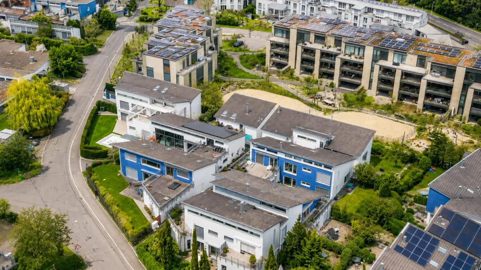 Architektonisches Reihenhaus mit Weite, Licht und Privatsphäre in G...