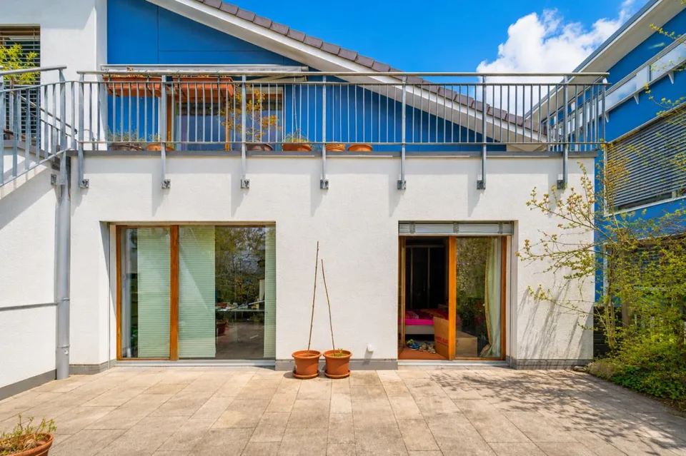 Architektonisches Reihenhaus mit Weite, Licht und Privatsphäre in G...