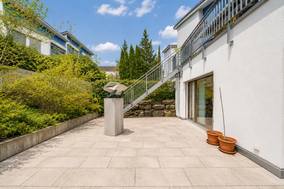 Architektonisches Reihenhaus mit Weite, Licht und Privatsphäre in G...
