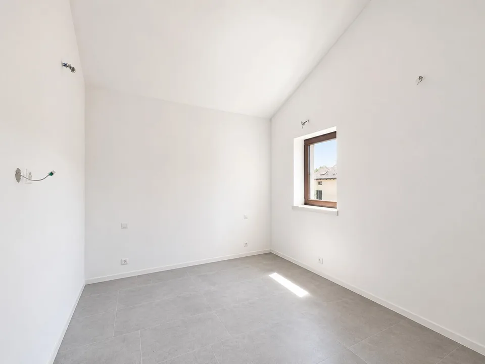 MODERNA CASA UNIFAMILIARE DI NUOVA COSTRUZIONE CON GIARDINO