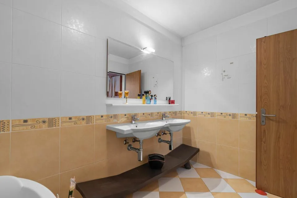 Vivi la bellezza di Capolago: casa con vista mozzafiato sul lago – foto 12 di 17