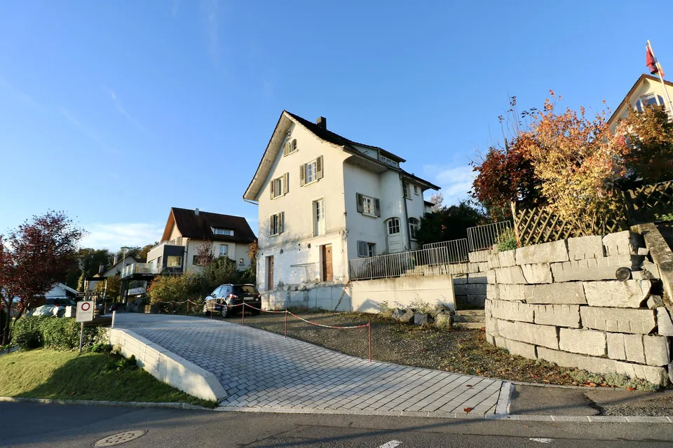 FÜR DEINE NEUGESTALTUNG - Einfamilienhaus mit Seesicht und Landreserve
