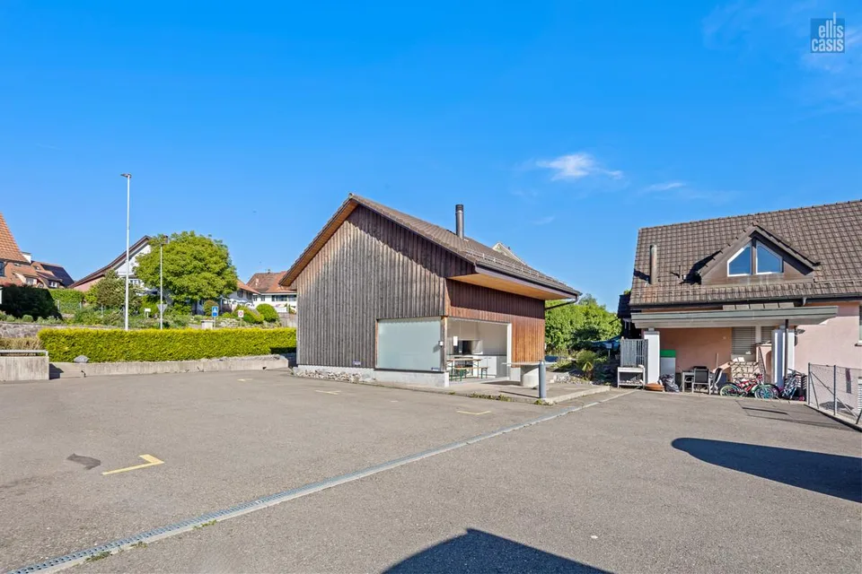 Sehr gepflegtes Mehrfamilienhaus mit Unterniveaugarage im Dorfzentrum!