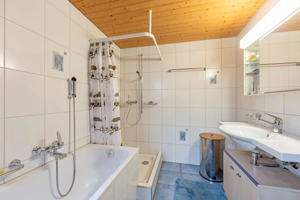 Baulandgrundstück über 1'758 m² mit Zweifamilienhaus und viel Entwi...
