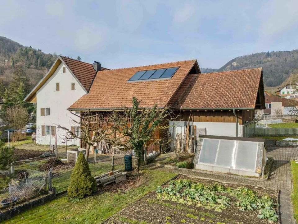 Baulandgrundstück über 1'758 m² mit Zweifamilienhaus und viel Entwi...
