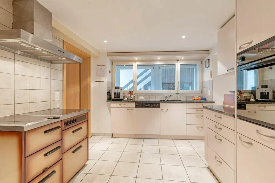 Baulandgrundstück über 1'758 m² mit Zweifamilienhaus und viel Entwi...