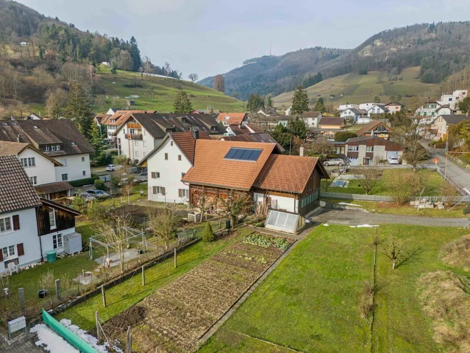Baulandgrundstück über 1'758 m² mit Zweifamilienhaus und viel Entwi...