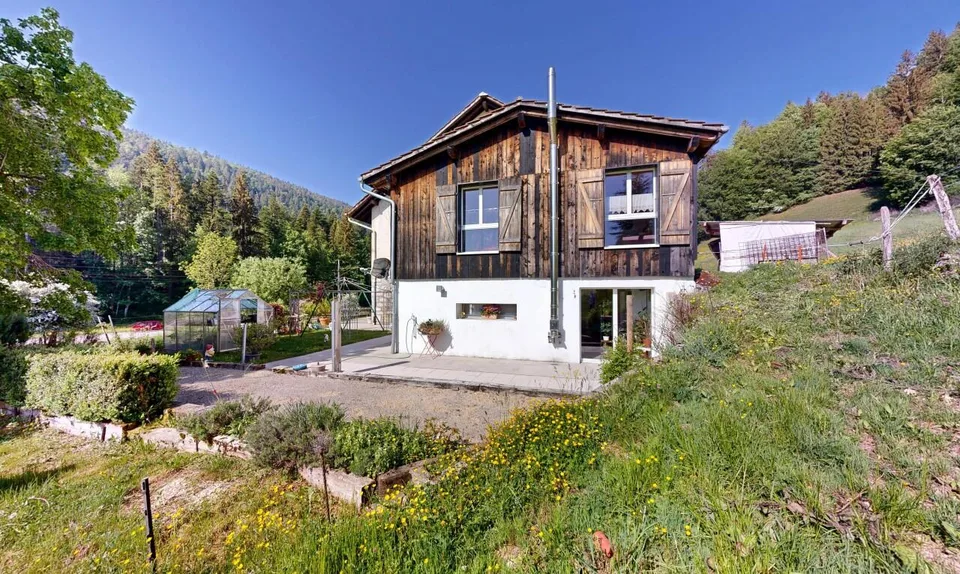 Les Bayards: Ancienne ferme avec grange et appartements