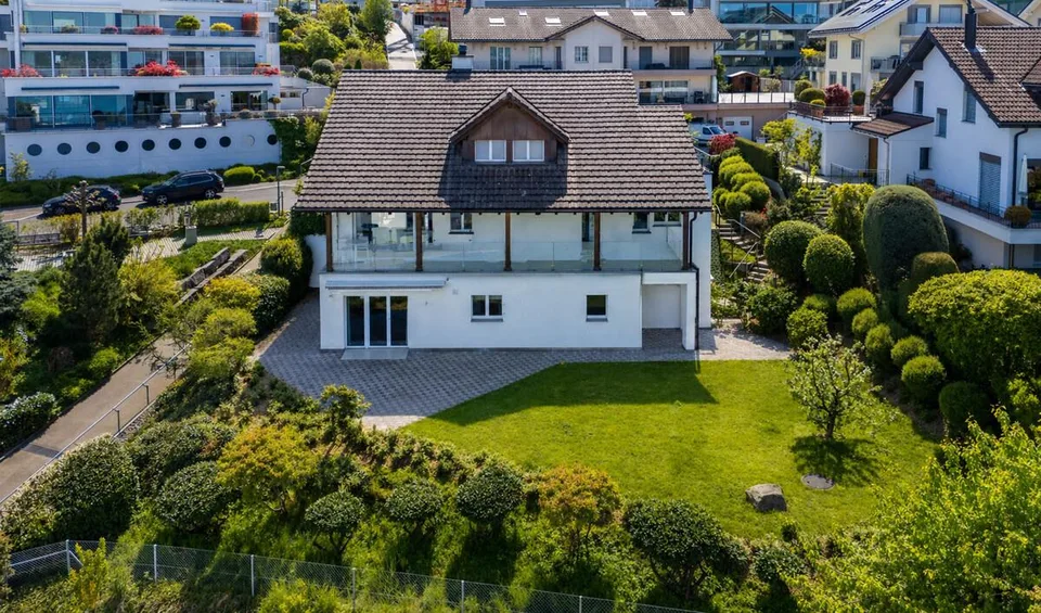 Wollerau: vielseitiges Zweifamilienhaus an begehrter Lage