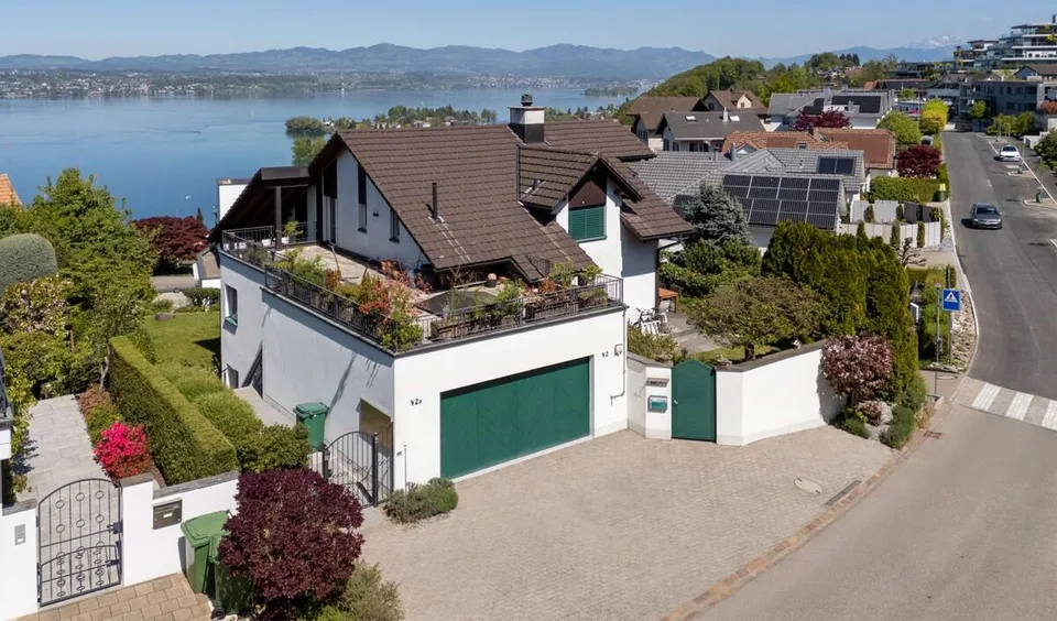 Wollerau: vielseitiges Zweifamilienhaus an begehrter Lage