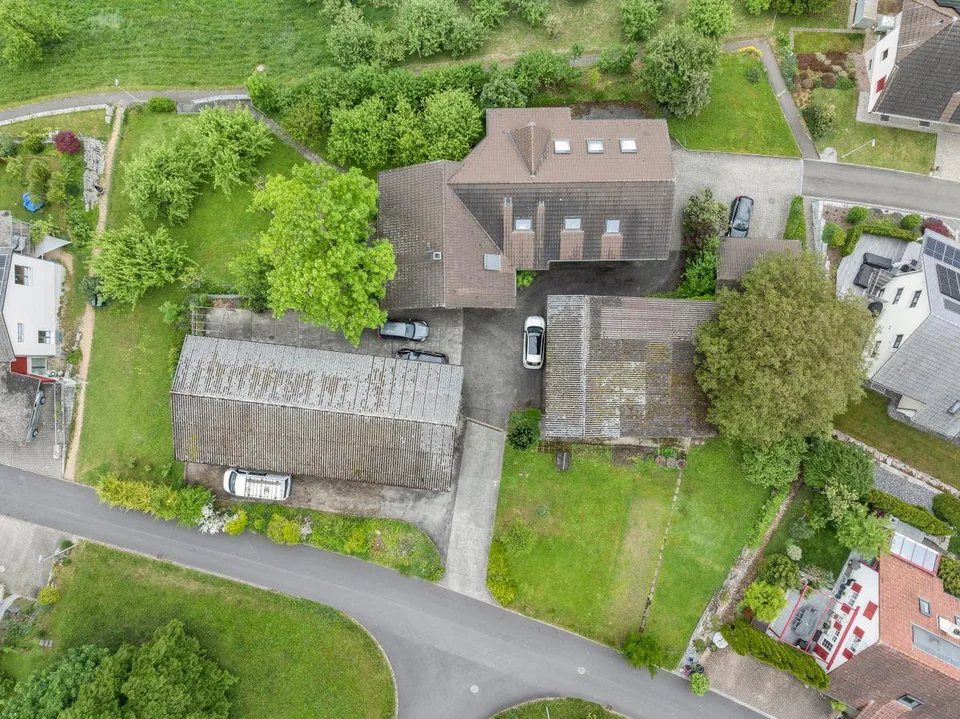 Geräumiges Familienhaus mit zwei zugebauten Wohnungen, diversen Hob...