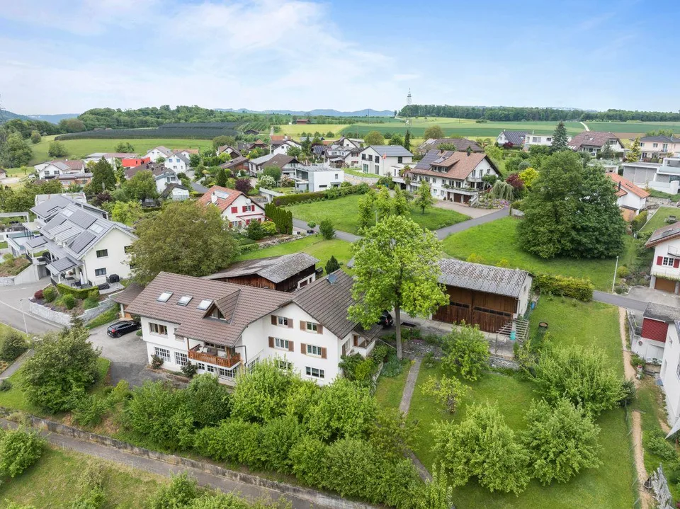 Geräumiges Familienhaus mit zwei zugebauten Wohnungen, diversen Hob...