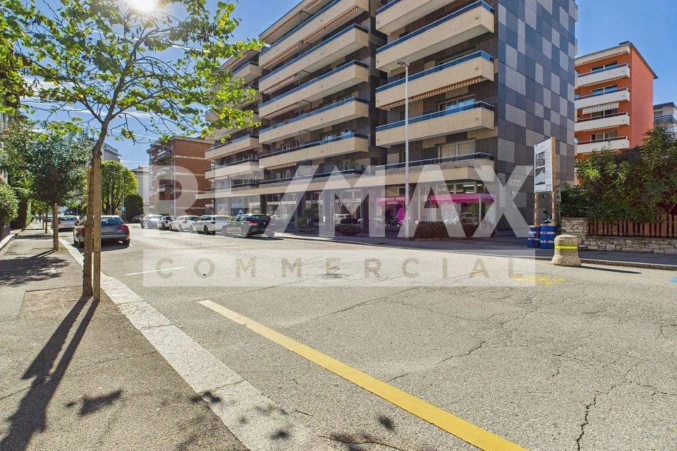 Lugano-Cassarate – Locale commerciale con grande visibilità in vendita