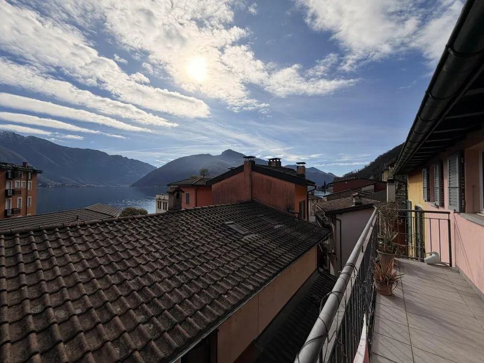 MELIDE · CASA DI NUCLEO RISTRUTTURATA CON VISTA LAGO E CANTINA A VOLTA