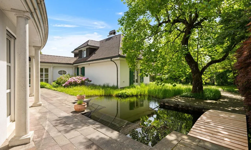 Exklusives Landhaus-Anwesen mit zwei Häusern & Parkgarten