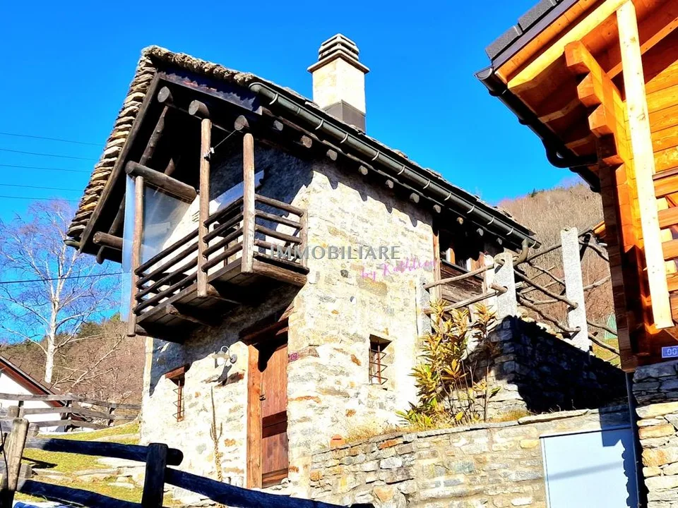 Kuscheliges Rustico in ruhigem Tessiner Bergdorf, volle Wintersonne