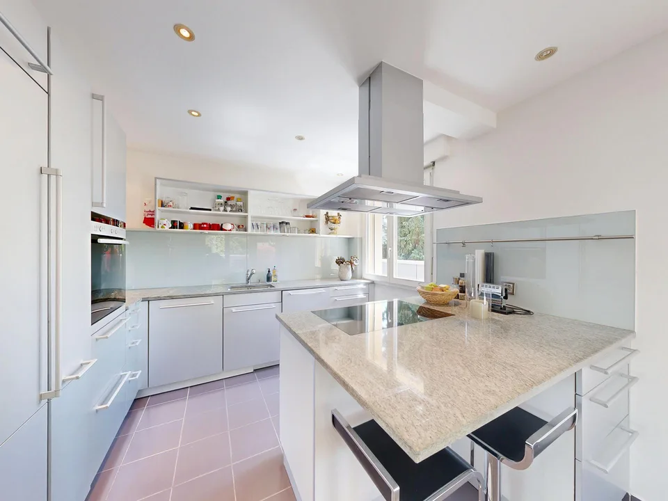 Maisonette- Attikawohnung mit grosser Dachterrasse und Poolanlage