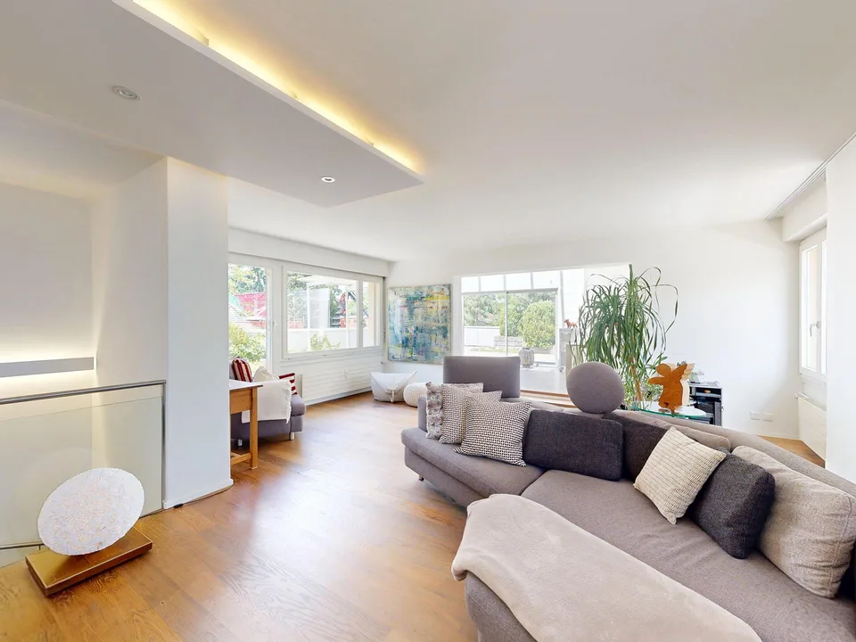 Maisonette- Attikawohnung mit grosser Dachterrasse und Poolanlage