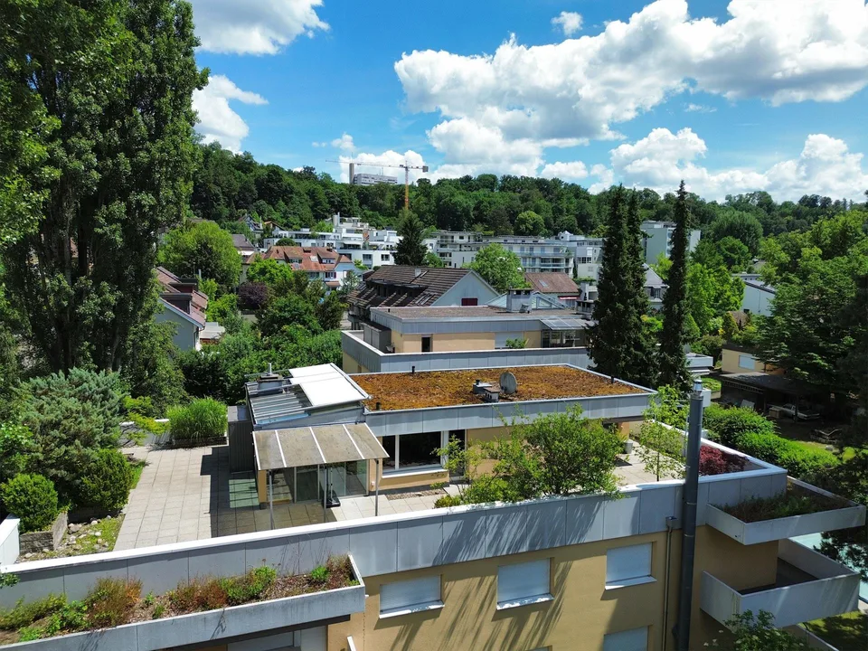 Maisonette- Attikawohnung mit grosser Dachterrasse und Poolanlage