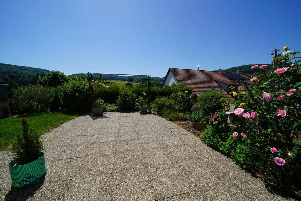 Attraktive EG-Wohnung mit Terrasse, Garten und Weitsicht