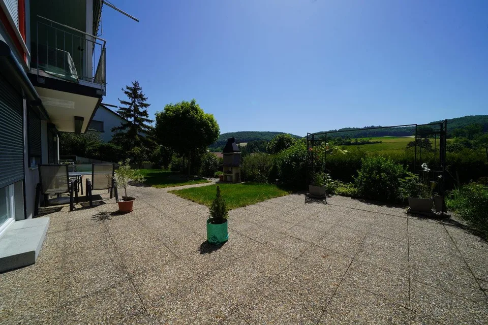 Attraktive EG-Wohnung mit Terrasse, Garten und Weitsicht
