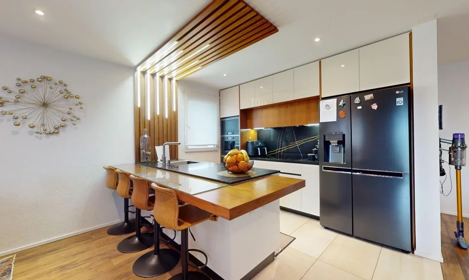 Pretty modern detached villa with garden
