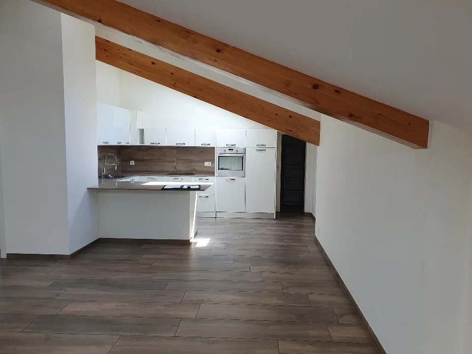 In vendita Casa di villaggio con 3 appartamenti completamente ristrutturati – foto 10 di 13
