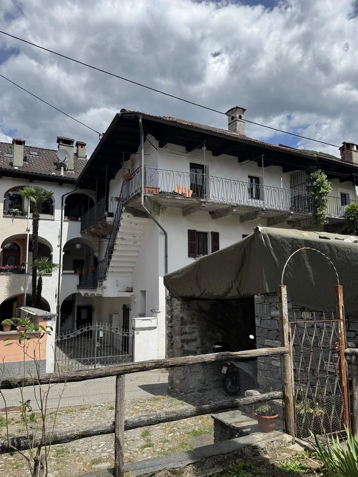 🏡 San Giorgio a Losone – Storica casa contadina ticinese con giardino