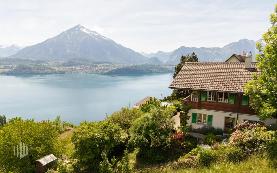 ImmoWyss -  2-Familien-Chalet mit unendlich schöner See- und Bergsicht