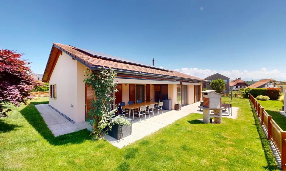 Helles Erdgeschoss-Villa mit baumgesäumtem Garten in Onnens
