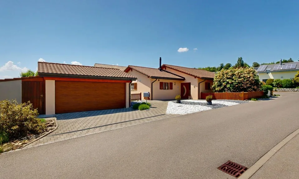 Helles Erdgeschoss-Villa mit baumgesäumtem Garten in Onnens