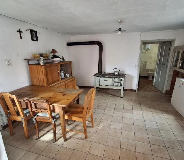 4-Zimmer-Dorfhaus zum Ausbauen mit Garten und Parkplatz / Casa nel ...
