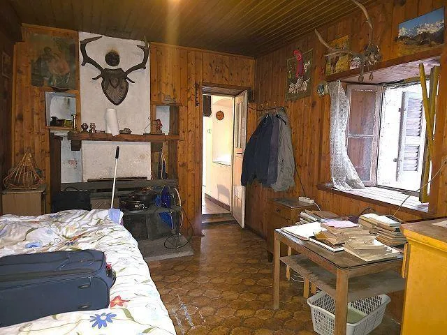 4-Zimmer-Dorfhaus zum Ausbauen mit Garten und Parkplatz / Casa nel ...