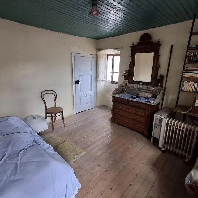 4-Zimmer-Dorfhaus zum Ausbauen mit Garten und Parkplatz / Casa nel ...
