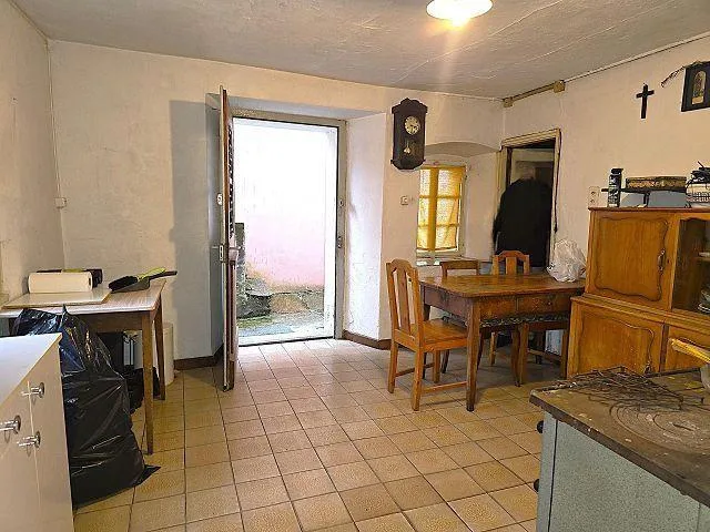 4-Zimmer-Dorfhaus zum Ausbauen mit Garten und Parkplatz / Casa nel ...