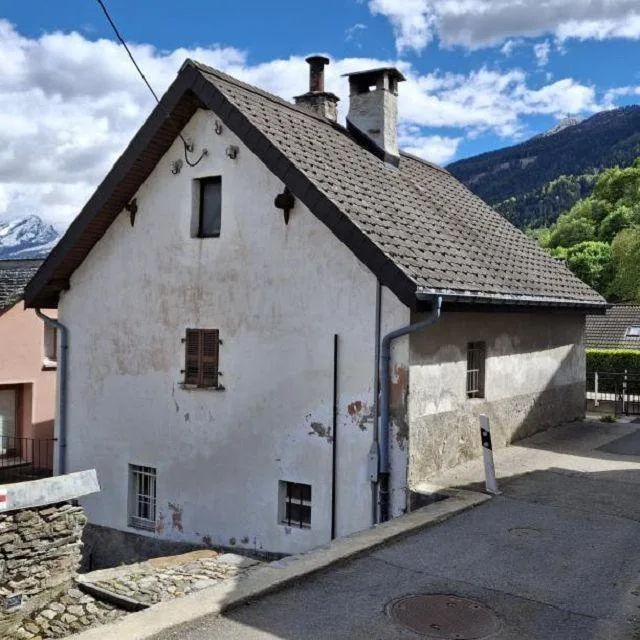4-Zimmer-Dorfhaus zum Ausbauen mit Garten und Parkplatz / Casa nel ...