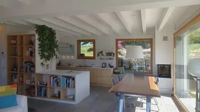 Moderna casa Minergie con vista sulle montagne
