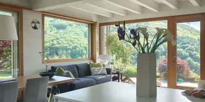 Moderna casa Minergie con vista sulle montagne