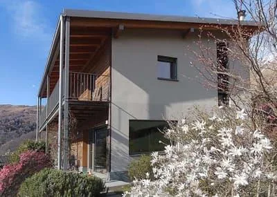 Moderna casa Minergie con vista sulle montagne