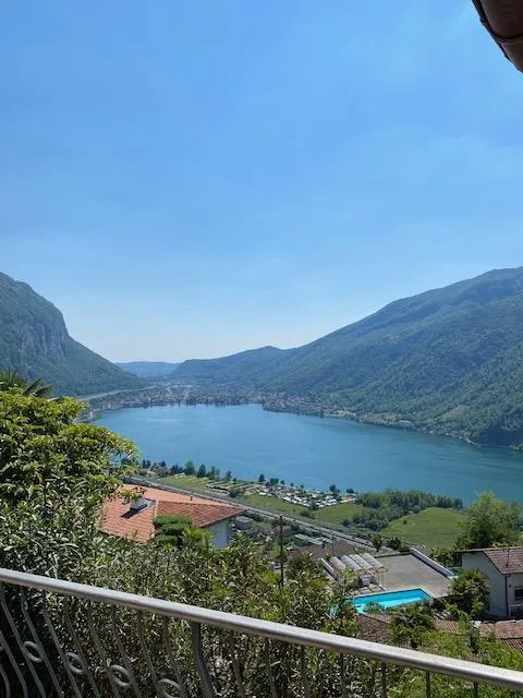 Splendida proprietà con vista lago e ampio giardino