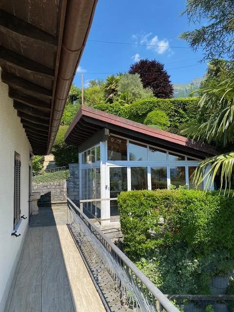 Splendida proprietà con vista lago e ampio giardino