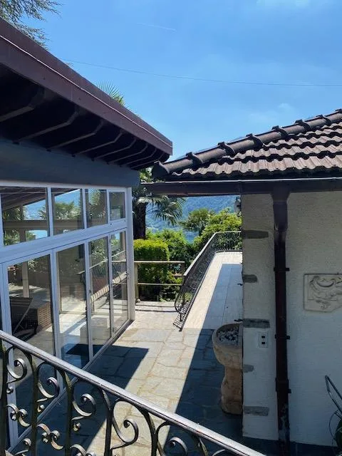 Splendida proprietà con vista lago e ampio giardino