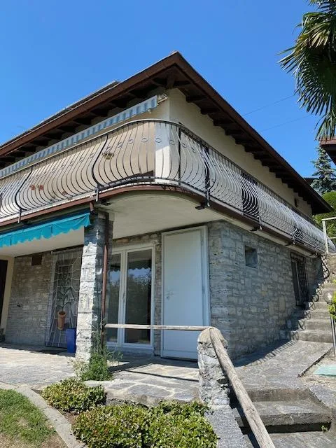 Splendida proprietà con vista lago e ampio giardino