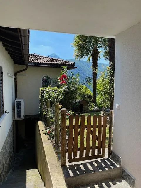 Splendida proprietà con vista lago e ampio giardino – Foto 7 von 11