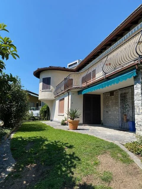 Splendida proprietà con vista lago e ampio giardino