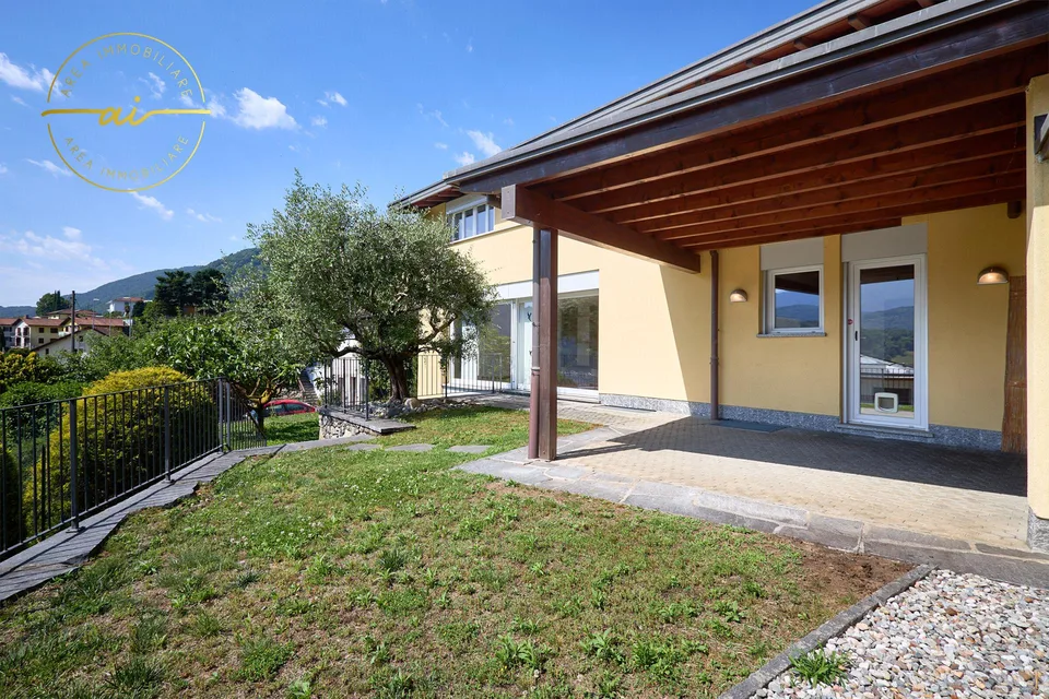 VILLA CON STUDIO SEPARATO E MERAVIGLIOSO GIARDINO