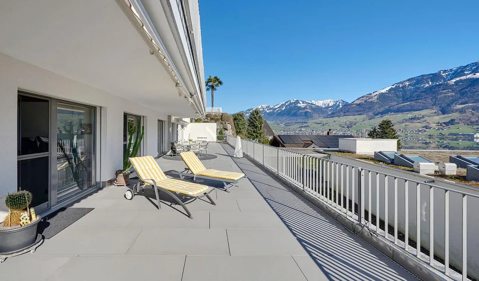 Appartamento terrazzato soleggiato con vista lago e montagna – foto 7 di 9