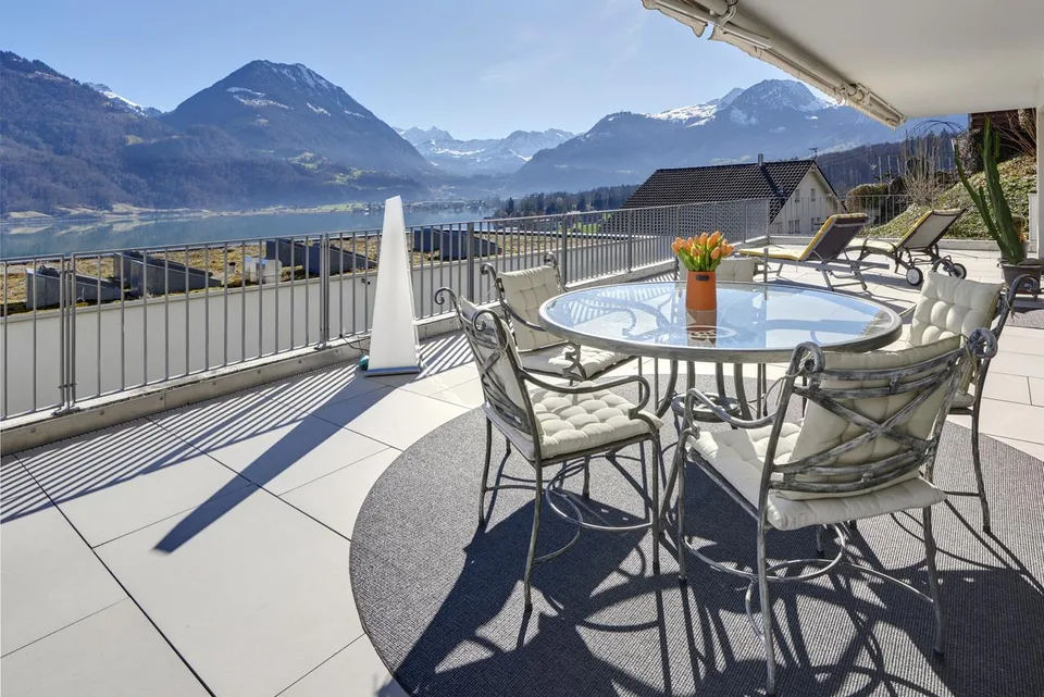 Appartamento terrazzato soleggiato con vista lago e montagna – foto 8 di 9