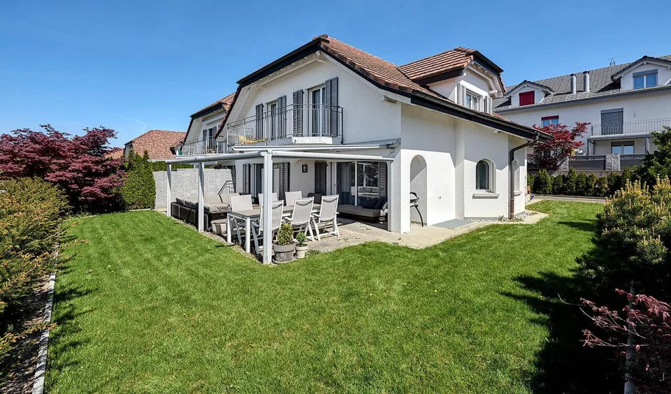 Helles Doppeleinfamilienhaus nahe Zürich mit viel Raum