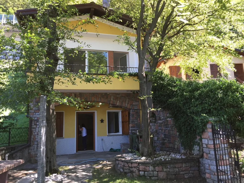 VILLETTA INDIPENDENTE CON GIARDINO - VISTA LAGO